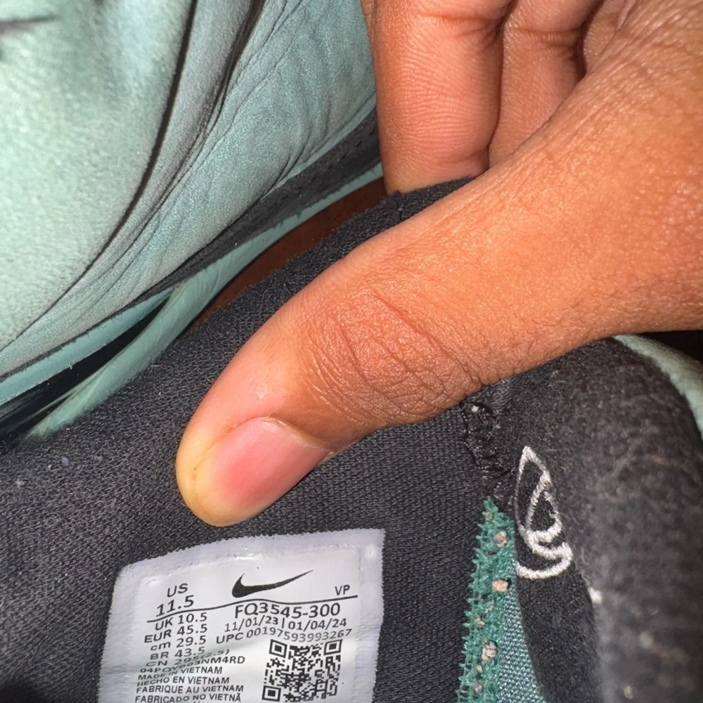 Nike Men's Green Athletic Shoes - Picture 5 of 5